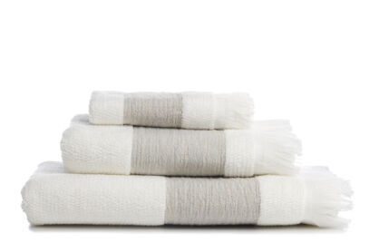 Komplet ręczników z lnianymi żakardowymi wykończeniami.